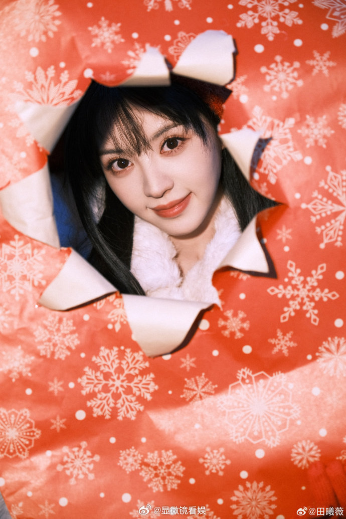 田曦薇从礼物里钻出来了 满屏的喜庆氛围感！化身元宵节最亮眼的存在，小红帽+红手套