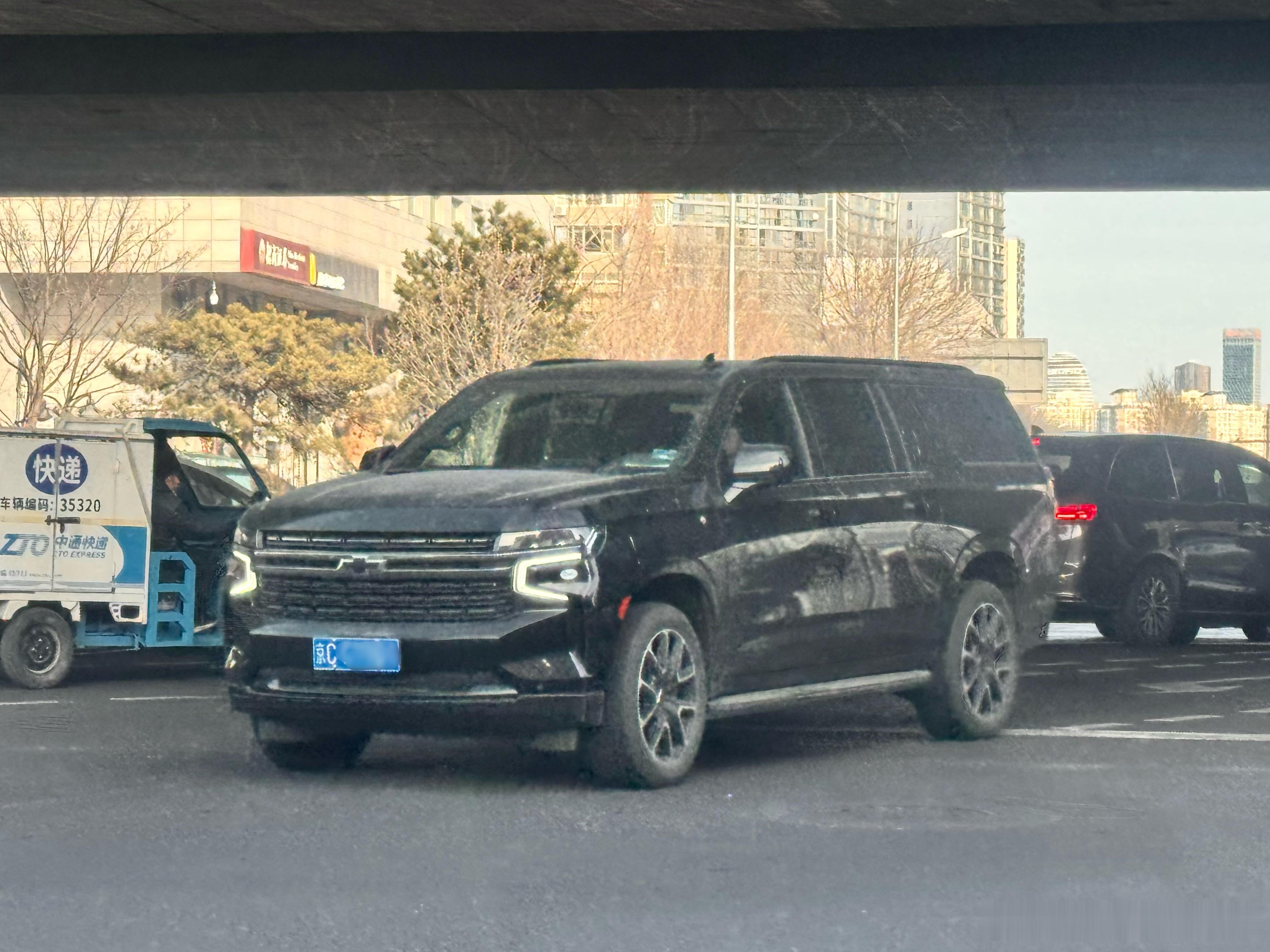 嘿！还是个长轴的萨博班！跟我们北京现在上了黄牌、算作机动车的电动三轮同框，还挺带