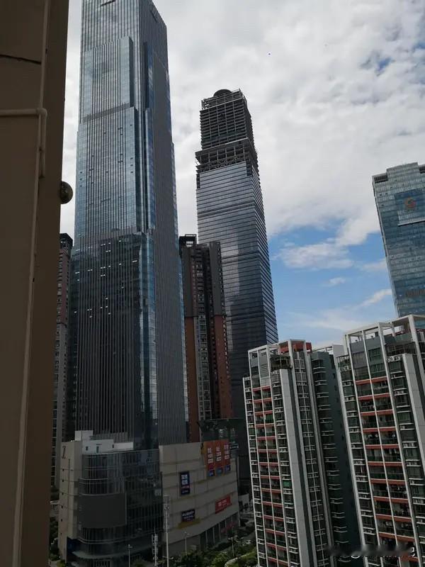 在这边就感觉花销有点大呢，
在家里花钱很少，有时候一个月如果不买衣服，不买首饰，