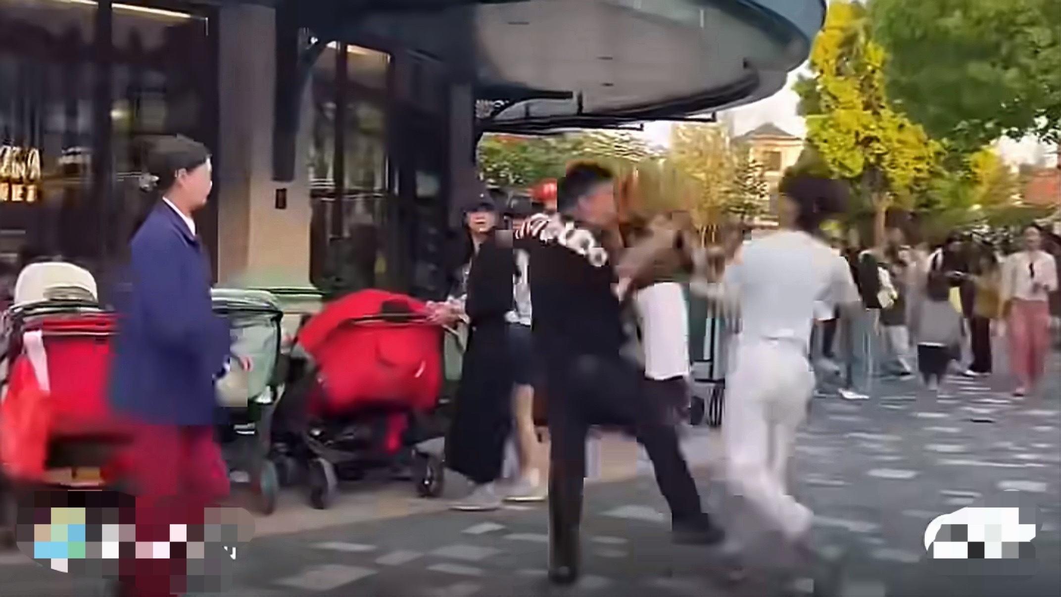 上海迪士尼男子被劝烟殴打劝烟者听说双方赔偿和解了，五位数！这以后劝烟怕不是要成为