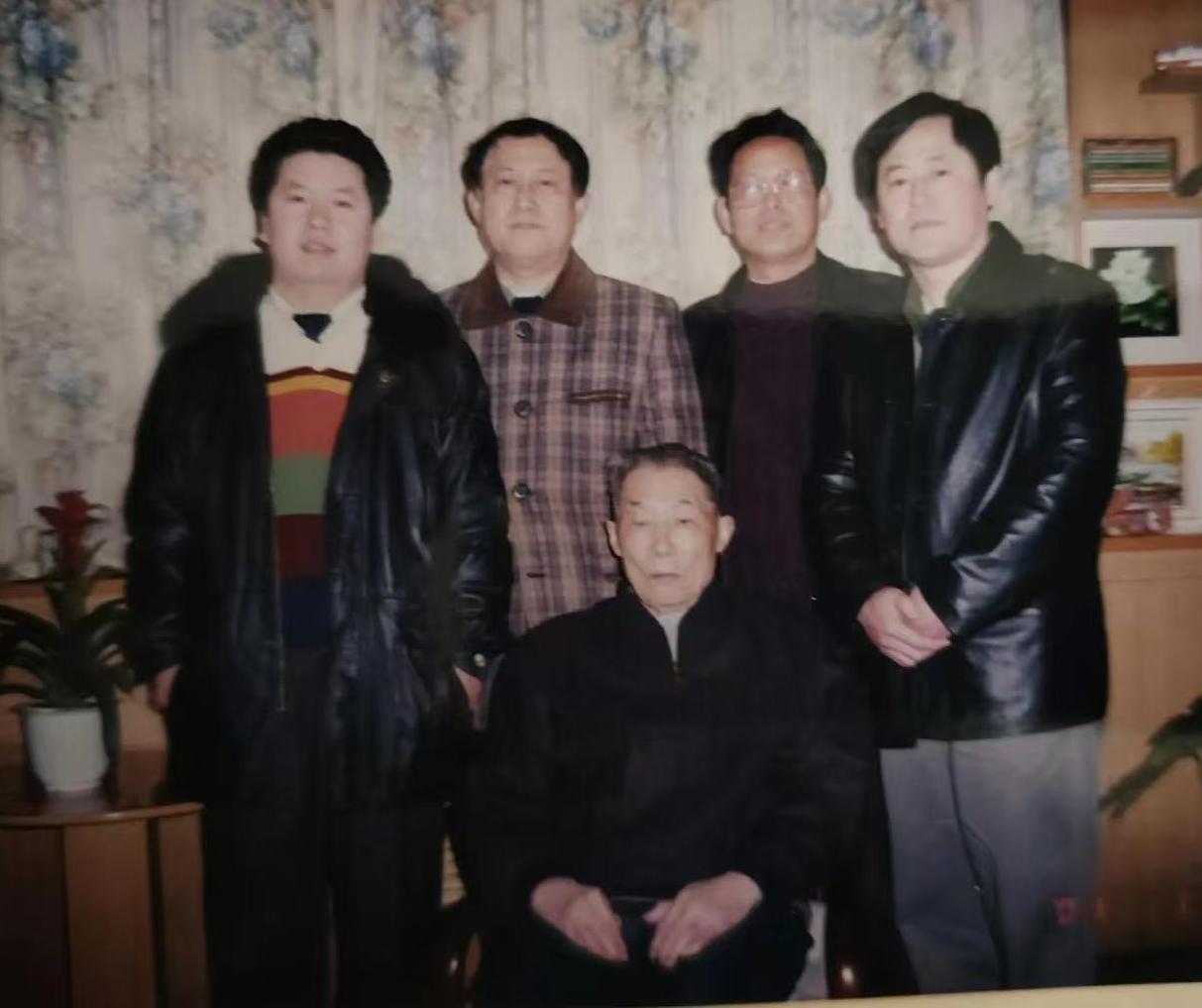 《清明寄思陈岱老师》

又逢清明落泪日，
独对棋局忆恩师。
令公桃李满洛城，
数