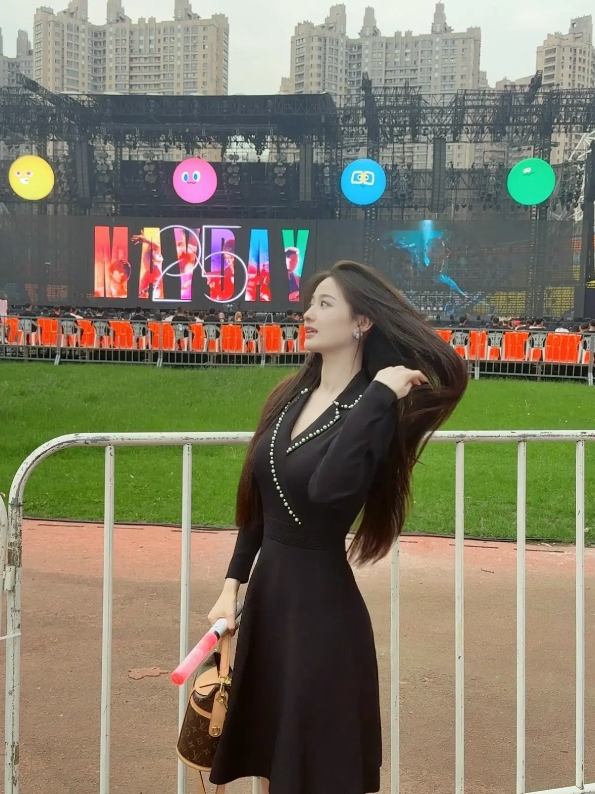 如果世界太吵 那我们躲起来悄悄幸福好嘛