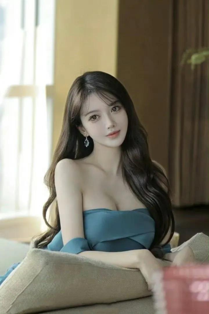 黄晓明新女友这身材也太好了吧！颜值完全不输杨颖，教主终于走出阴霾！

最近有狗仔