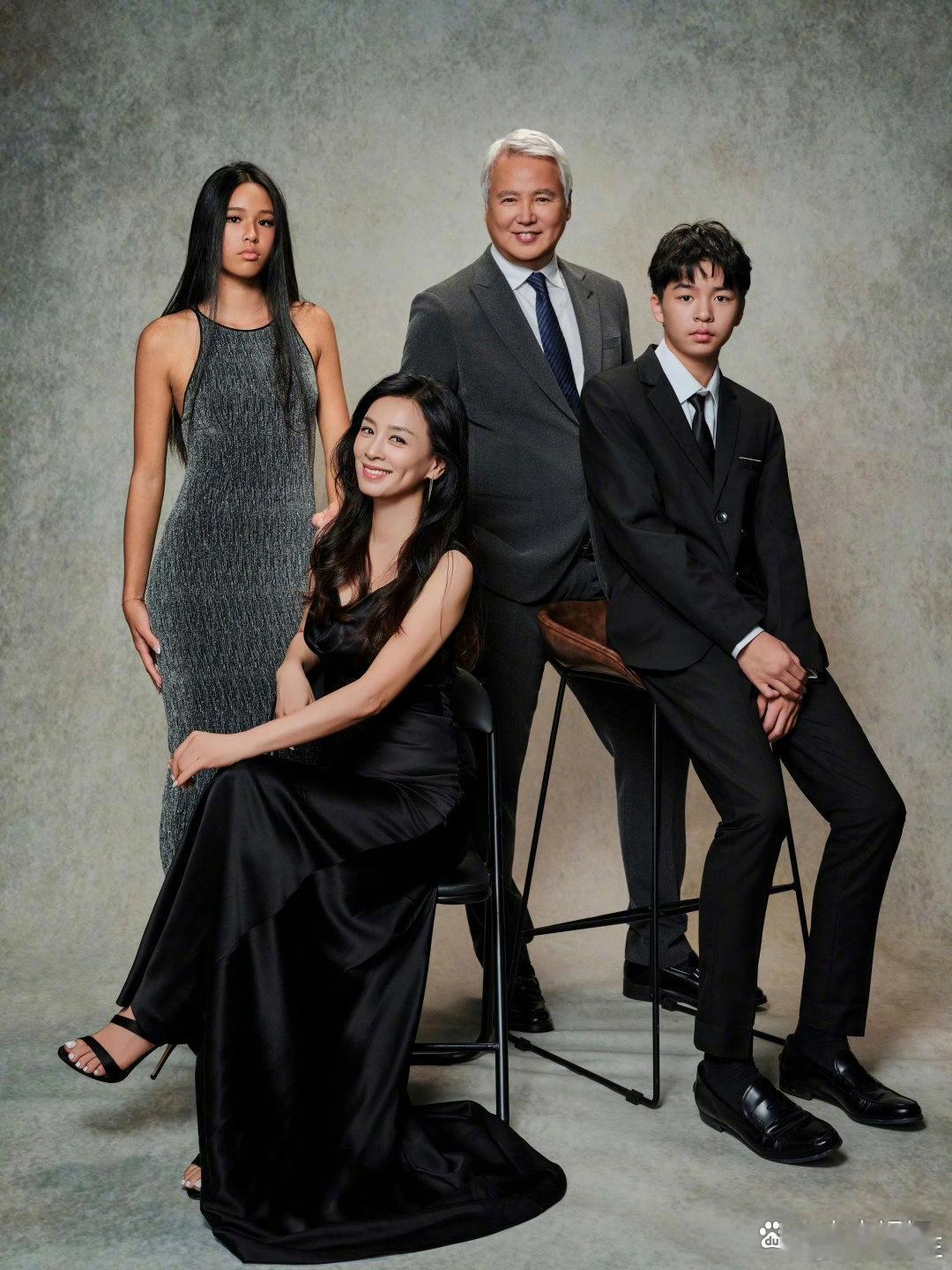 张庭一家四口拍摄全家福，65岁林瑞阳满头白发，面相好慈祥。他们的一对子女身材高挑