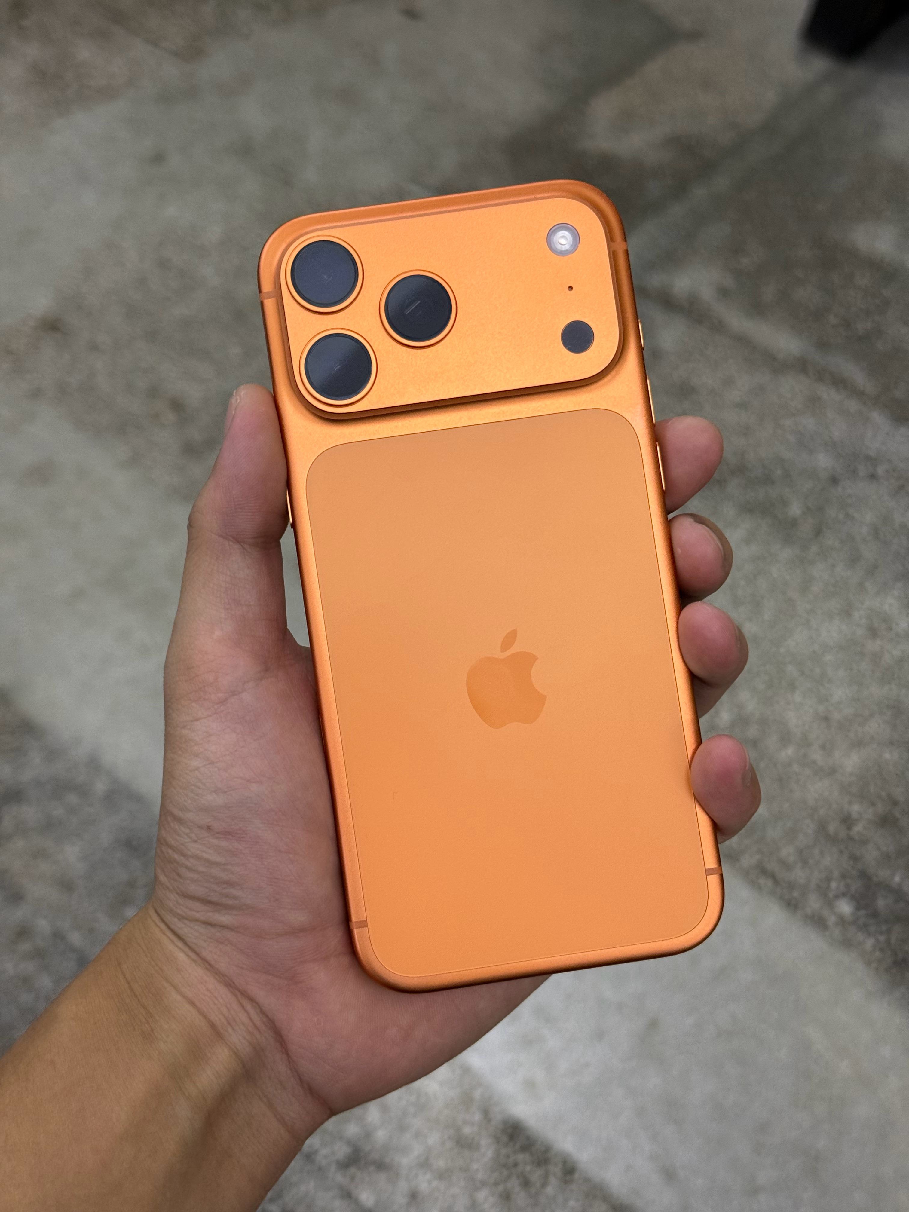 iPhone17 Pro Max的手感真不错 ​​​