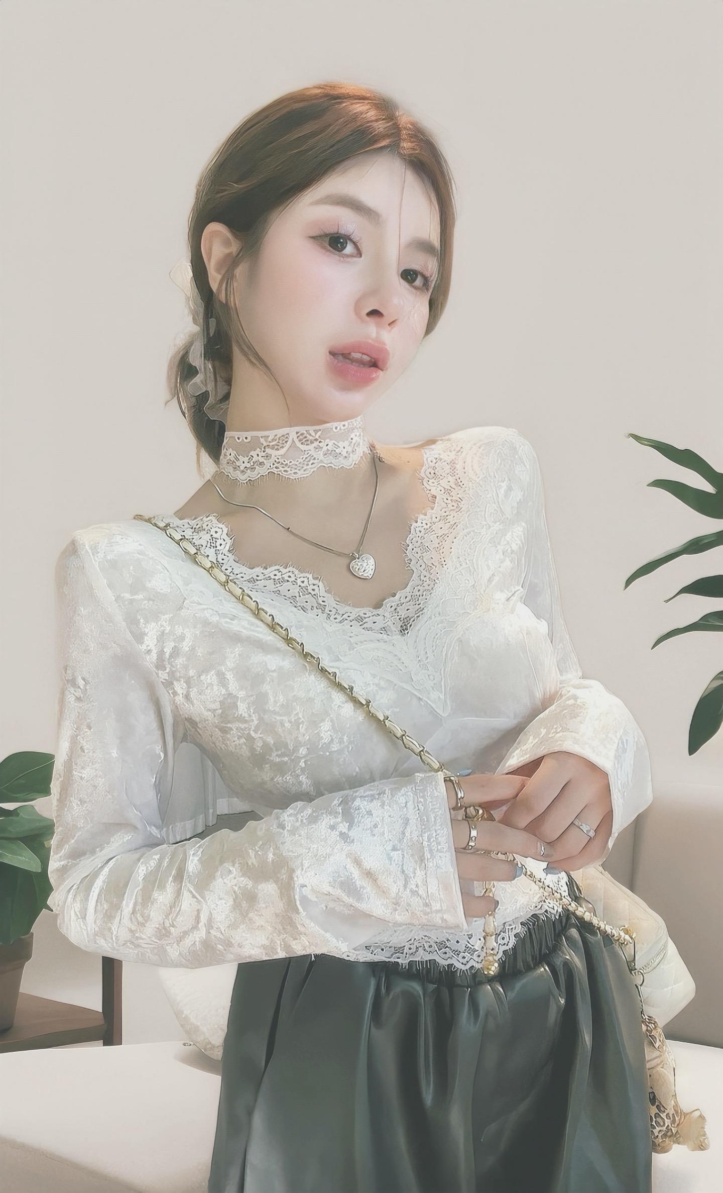 韩系纯欲风v领蕾丝打底衫，爱了爱了💖。今天必须给姐妹们分享这件镂空修...
