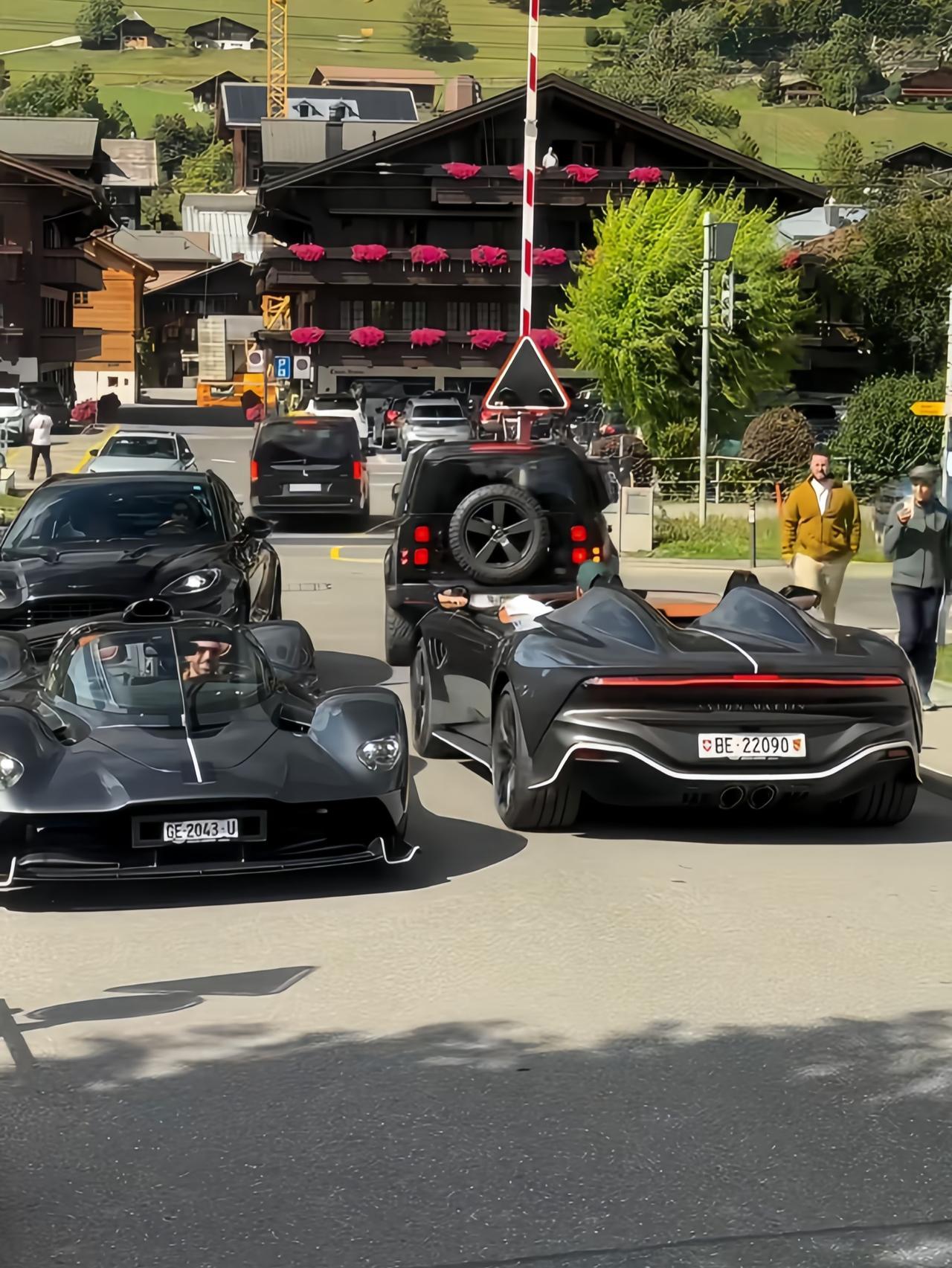 瑞士🇨🇭街头惊现两台顶级神车astonmartin 阿斯顿马丁valkyri