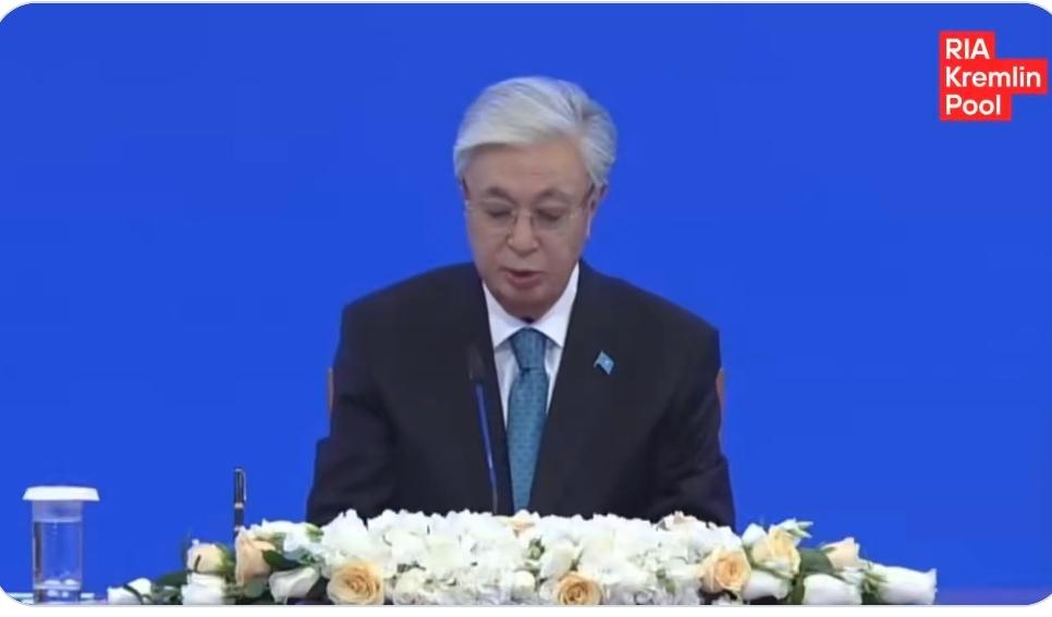 5月28日，哈萨克斯坦总统托卡耶夫在会见到访的俄罗斯总统普京时表示，普京是“杰出