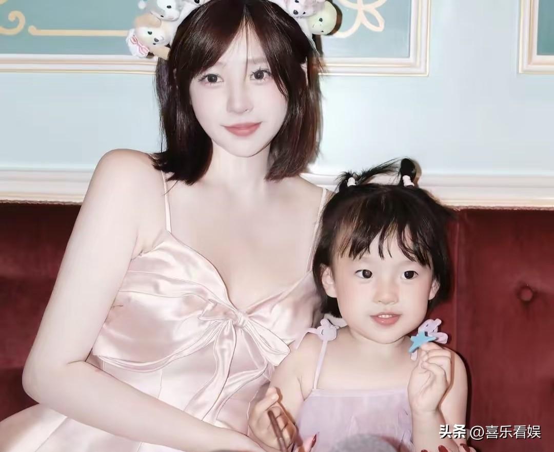 黄一鸣3岁女儿，都签约公司了！
 
5月28号，黄一鸣3岁女儿闪闪签约公司一事曝