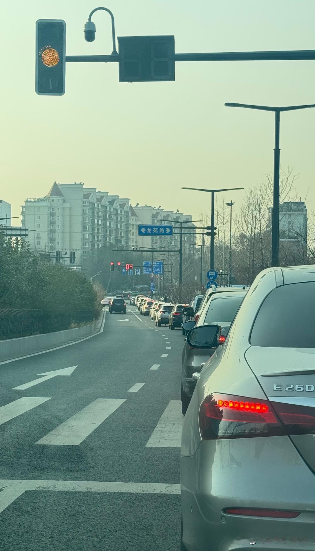 为什么你们初一都要排队洗车😂😂
目测一个小时到不了我，算了，我还是自己手洗吧