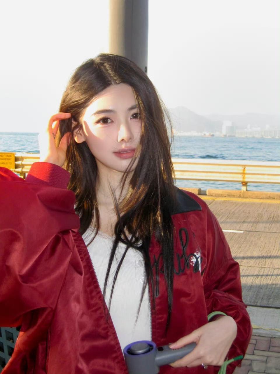 钟雅婷踢着裙子走红毯 救命！钟雅婷踢着裙子走红毯也太萌了吧，公主切配小裙子，踢正