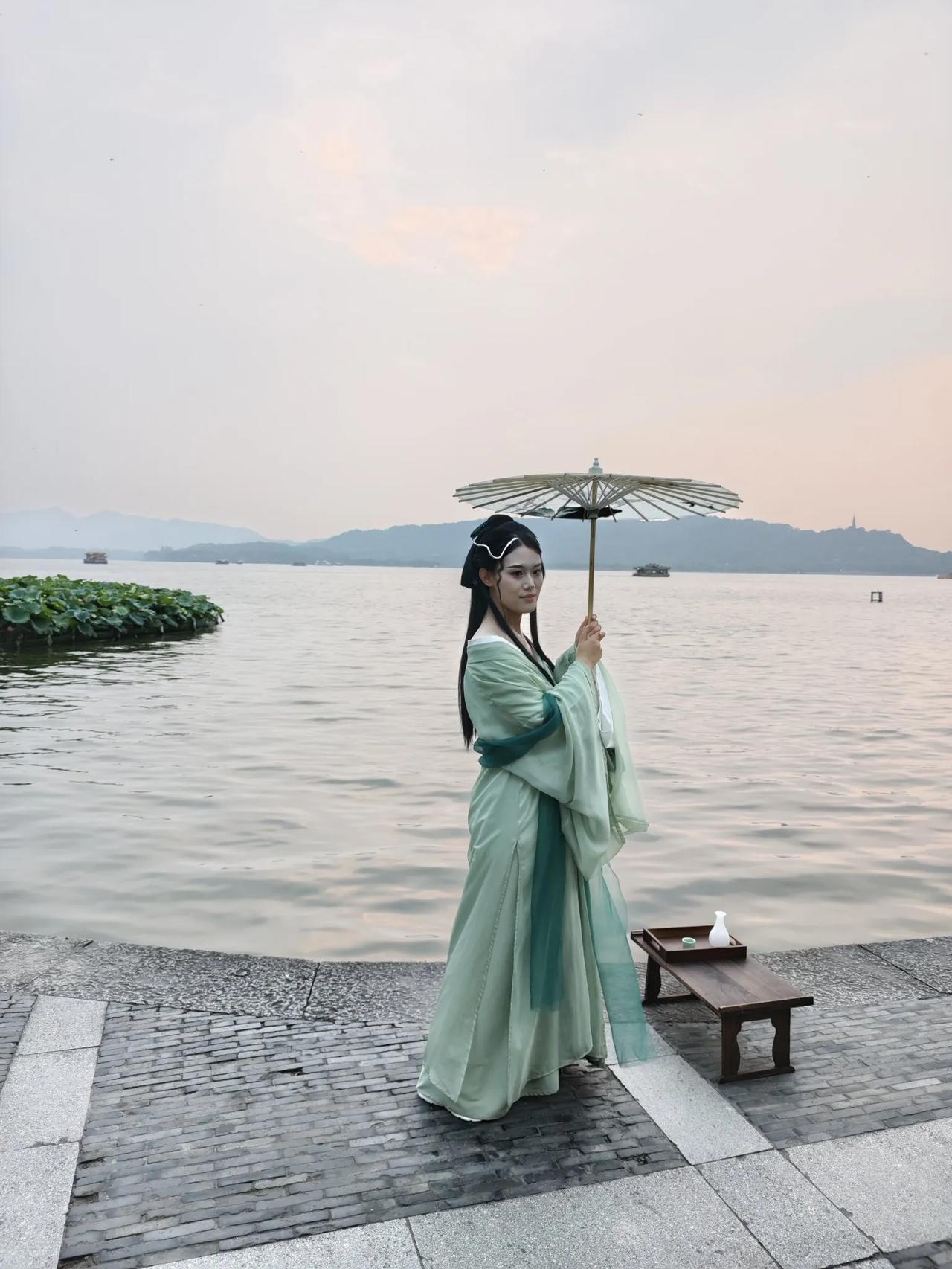 夕阳下的西湖真的很美，集贤亭旁边依然人来人往，来自五湖四海的游人在西湖流连忘返。