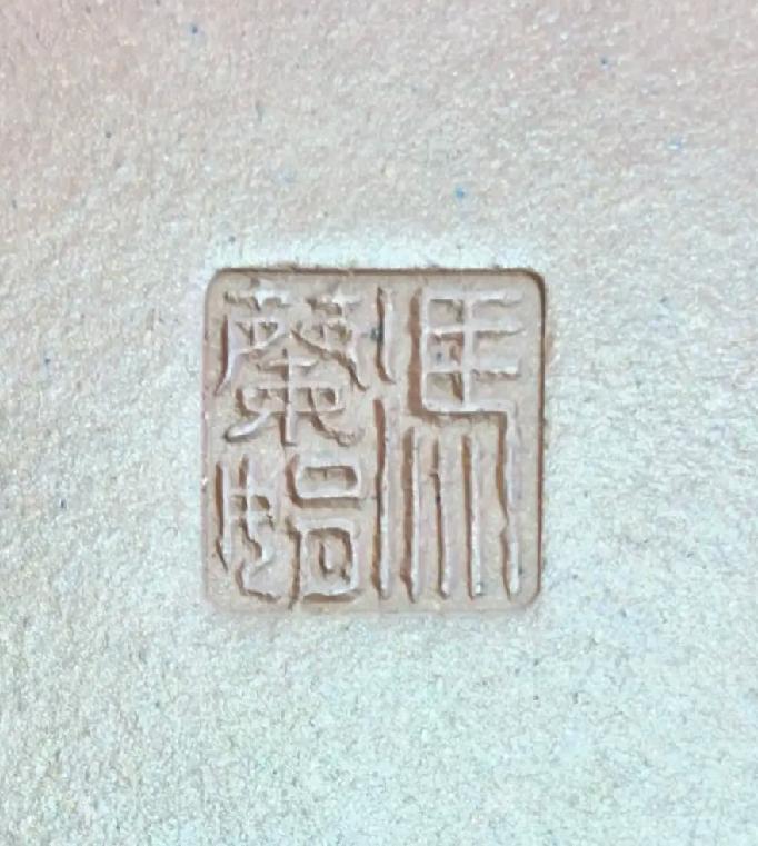 近日收藏一件磁器，花了1个w，据卖文物的小摊贩讲，你看这底部落款，写的可是篆书，