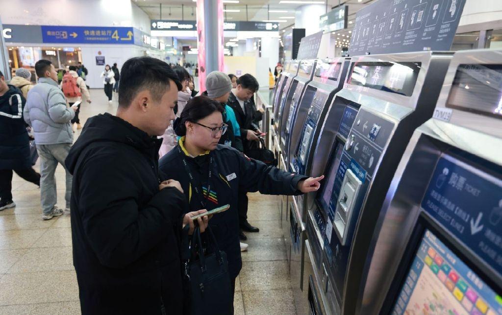 【地铁出行小贴士】

万家团圆时总有人默默守护 春运期间，商圈、景区及火车站接驳