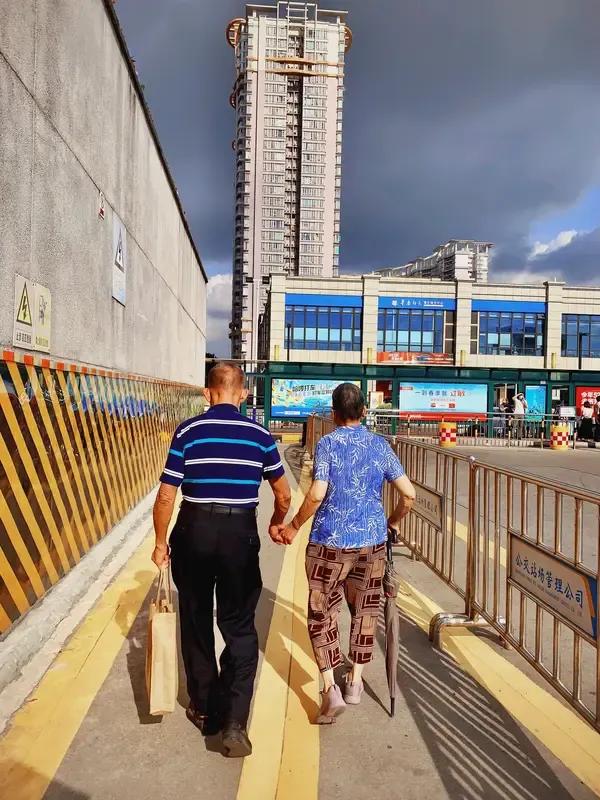 夫妻间的感人瞬间，总能触动人心。之前有个视频，结婚五十多年的老爷爷突然拿出戒指，