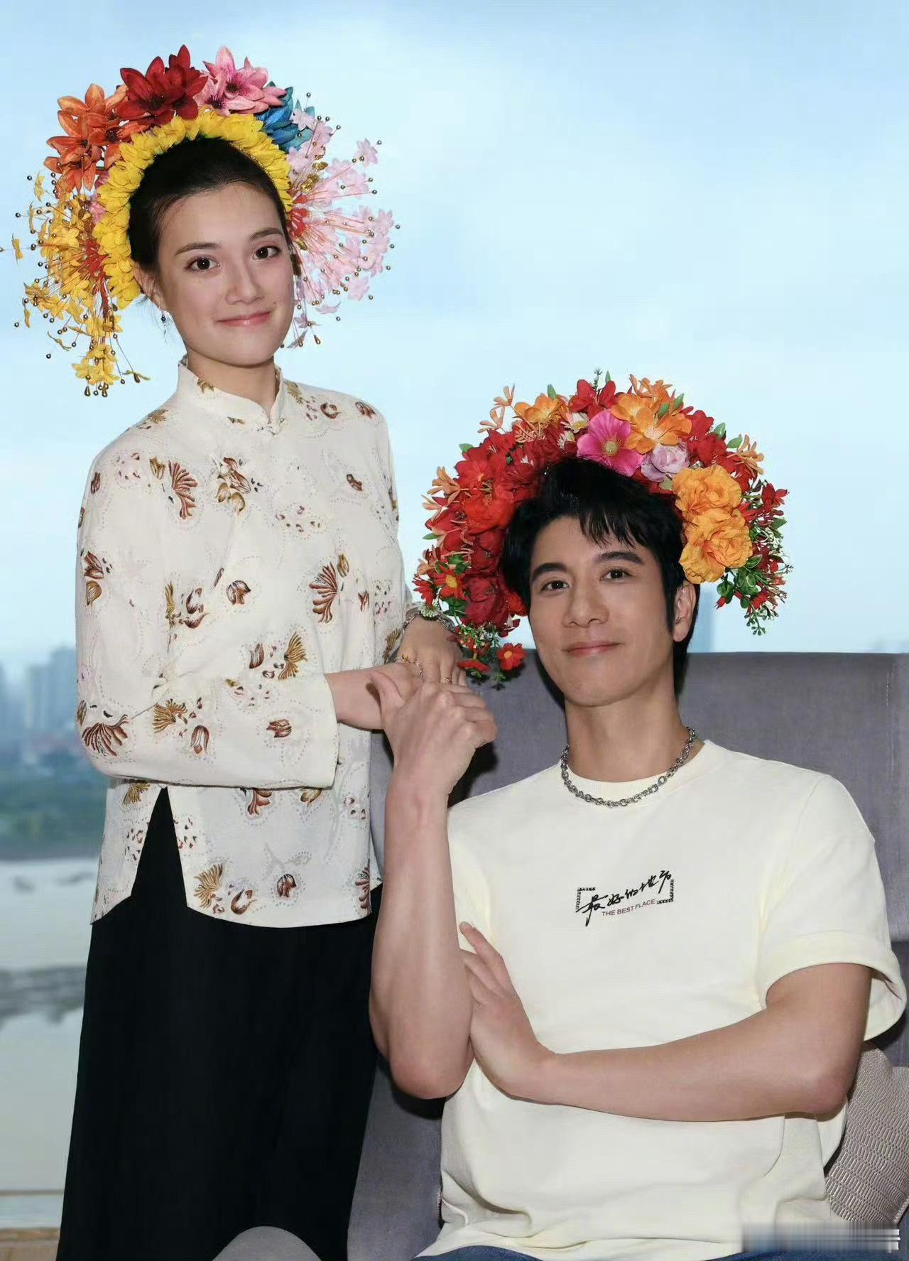 王力宏戴了泉州非遗簪花王力宏和侄女戴簪花合影 家人们，来泉州啦！还和侄女戴上了超