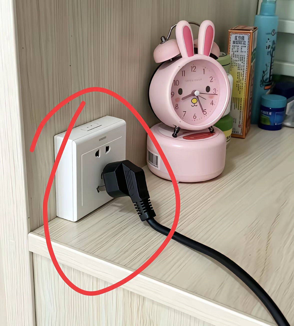 一位网友在线求助，遇到这种情况该咋整啊？插头怎么都插不进去 