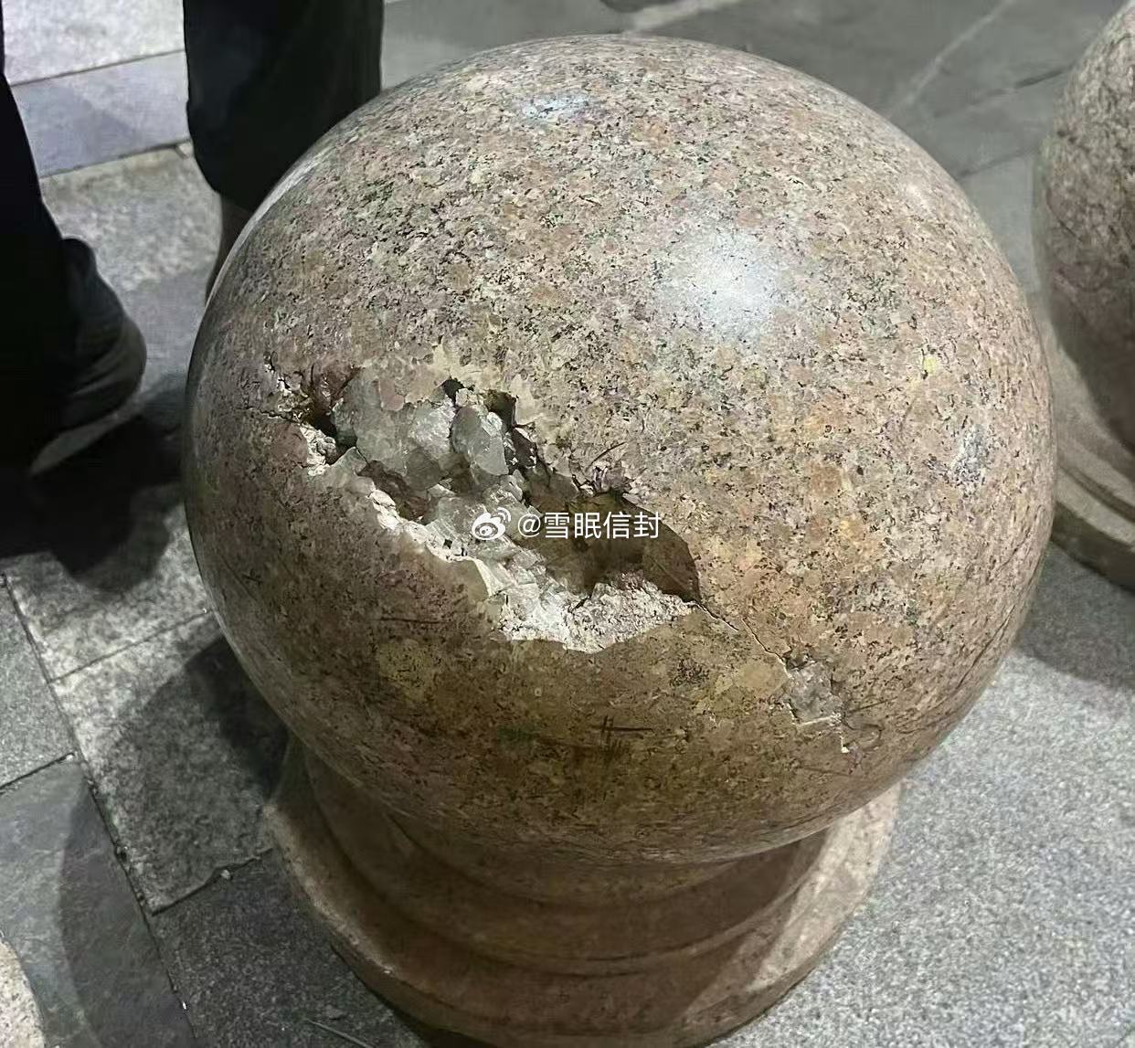 总算搞懂石墩子为啥卖得贵，好家伙，里面藏的居然是水晶！ ​​​