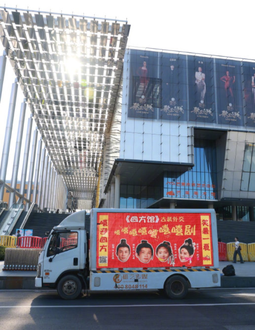 檀健次四方馆hi6应援：“嘻迎四方，笑暑一夏”。哈哈哈哈，还得是你们小炭火啊！太