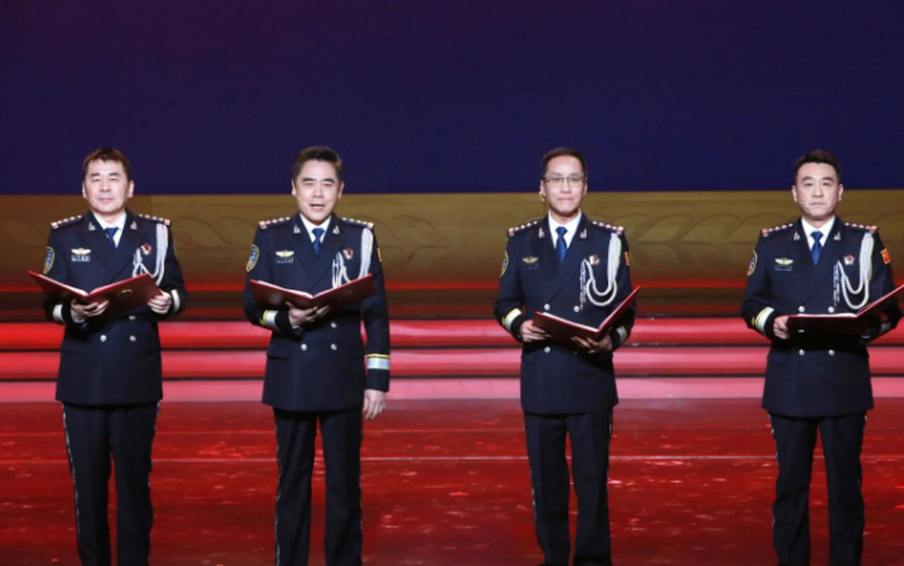 4位身着警服的老戏骨谁最正气凛然？

陈宝国戎装英发，沉稳干练；何冰
方颐大耳，