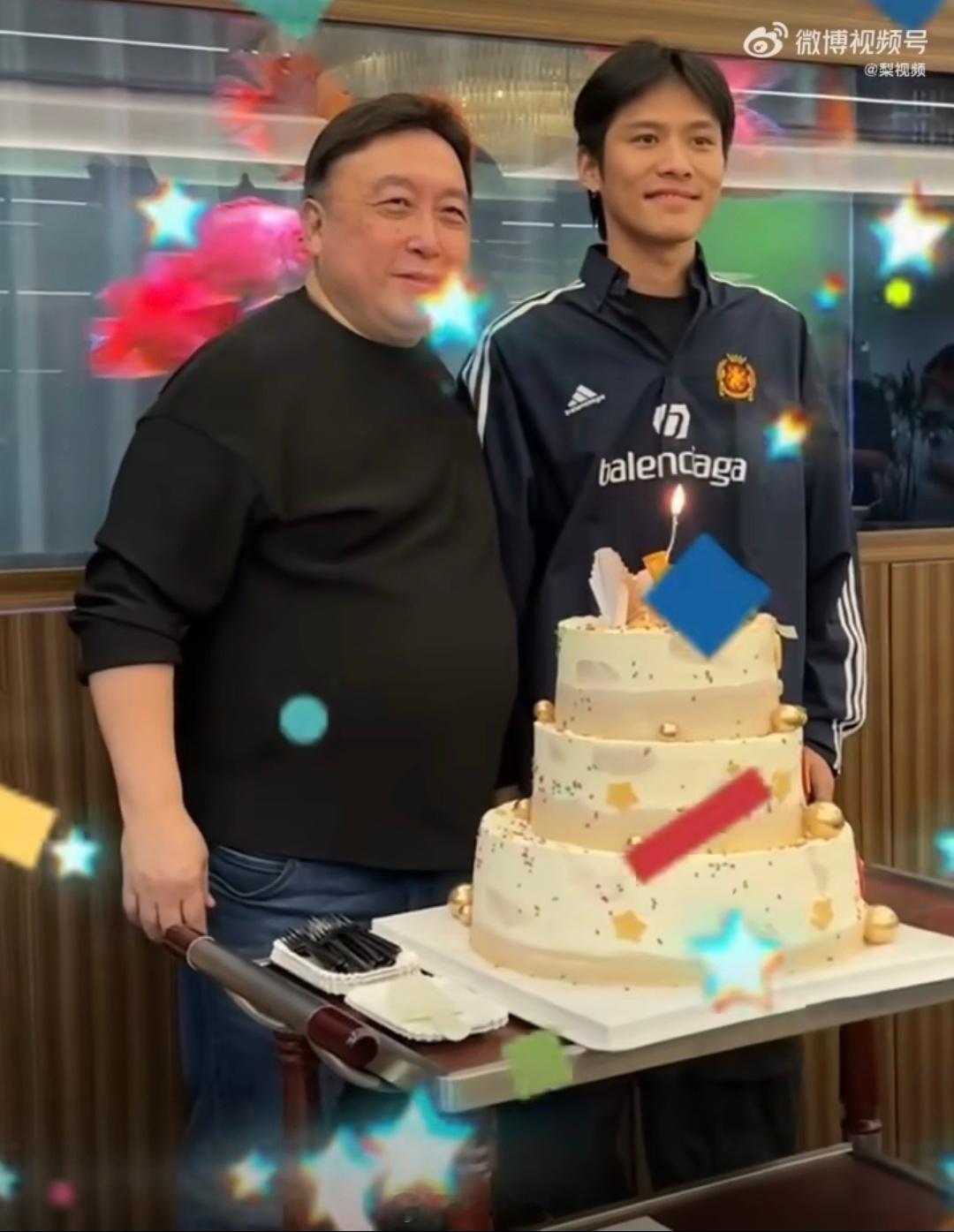 疯狂小杨哥露面久未露面的疯狂小杨哥现身导演王晶70岁生日会现场。切蛋糕环节，王晶