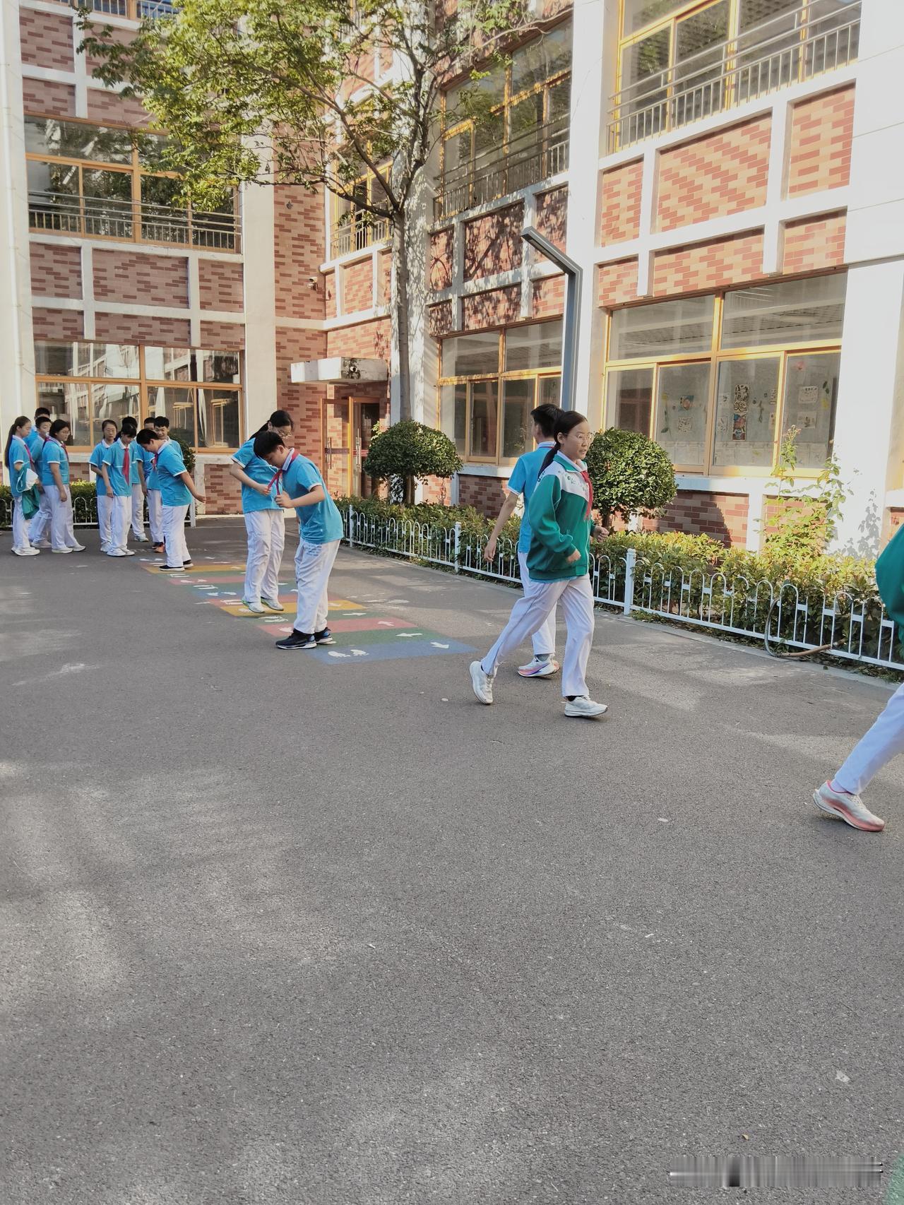 语文老师思维，决定了孩子的习作水平。
昨天模拟，习作是写一节难忘的课。
一个孩子