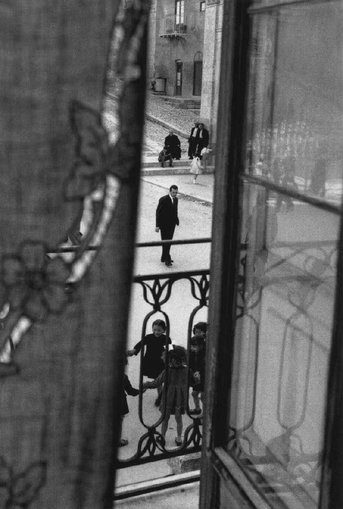 人们相互蔑视，又相互奉承，人们各自希望自己高于别人，又各自匍匐在别人面前。—— 