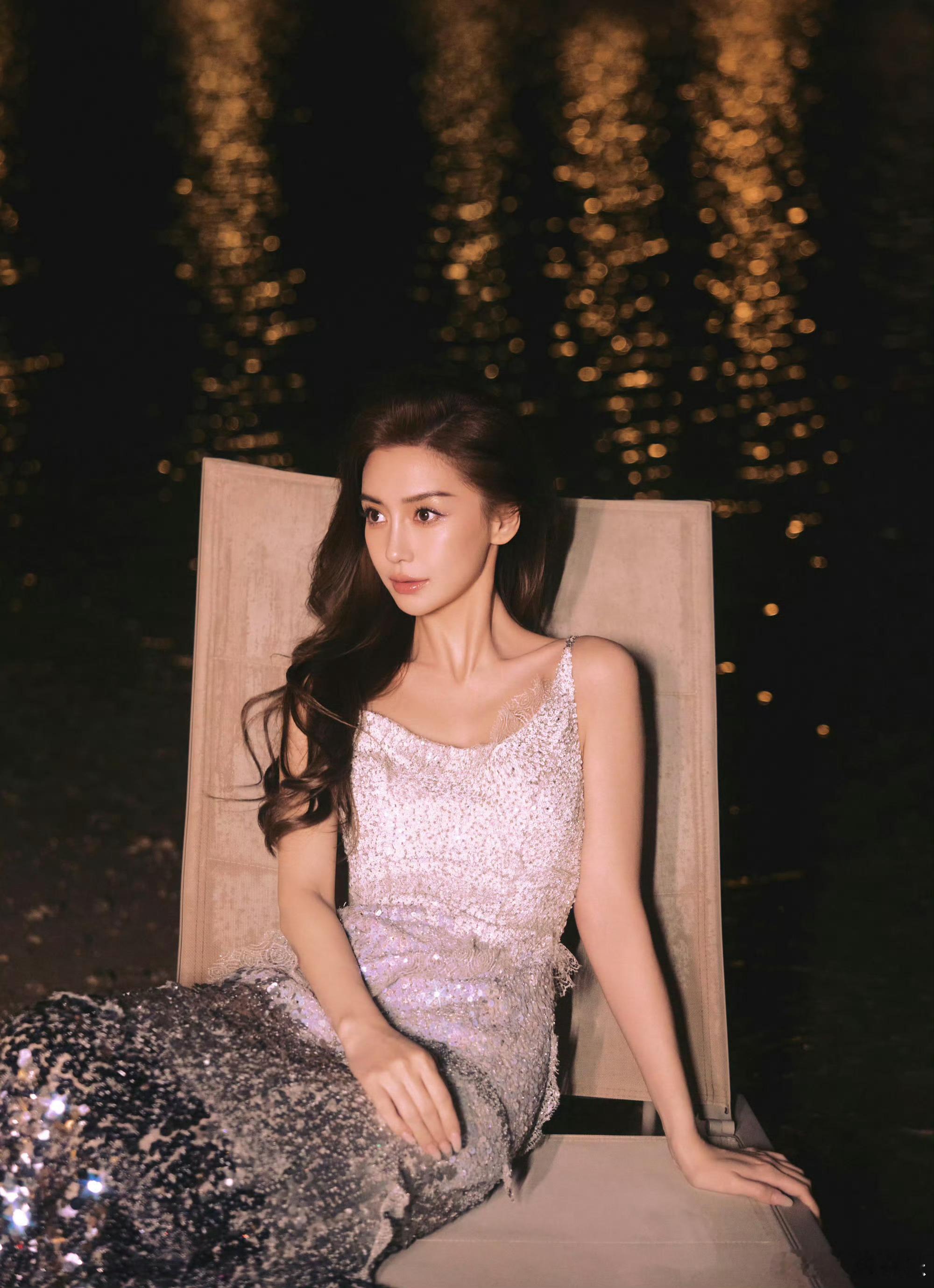 angelababy36岁生日照   美貌是第一生产力，她身着一袭吊带亮片银河系