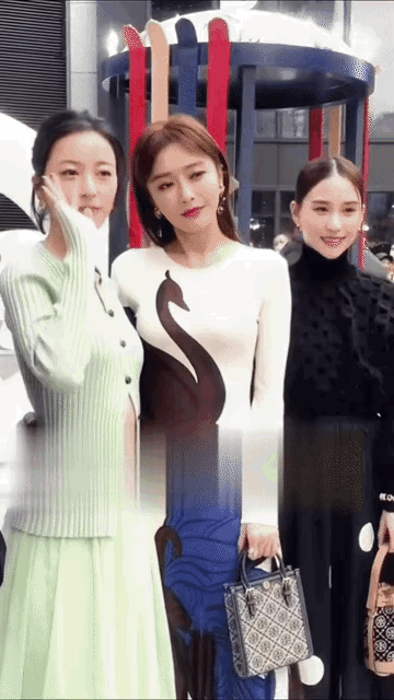 隔着屏幕都为何超莲感到尴尬
不过，人家在意吗？
某大型活动现场，秦岚、周雨彤、何