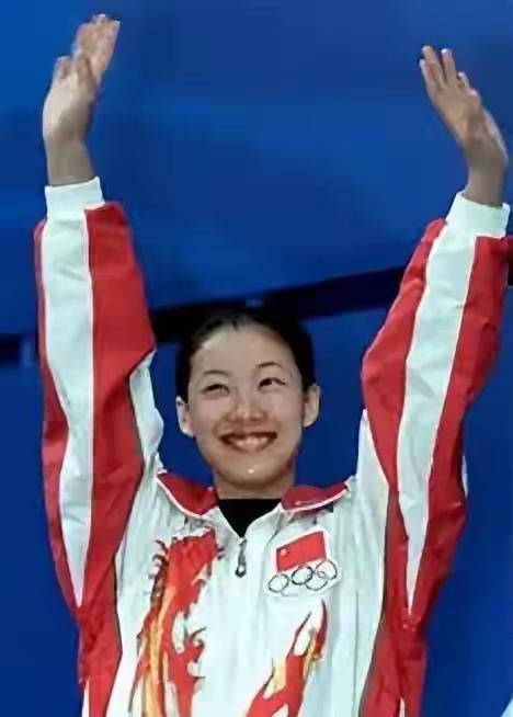 当然是板台全能女皇伏明霞，她的成就是无法复制的独一份的。