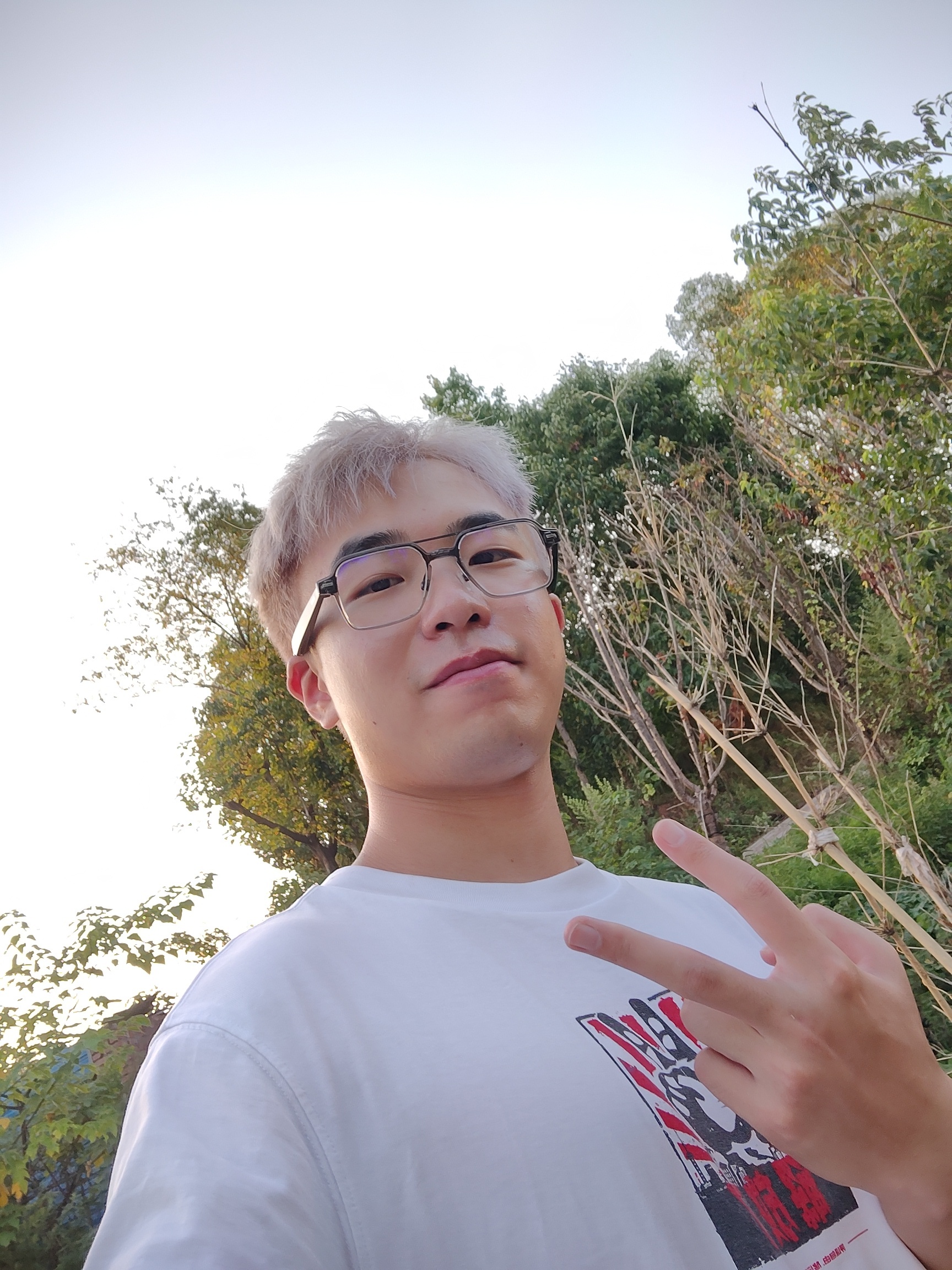 翻了翻以前的相册，你谁？为啥在我相册里 