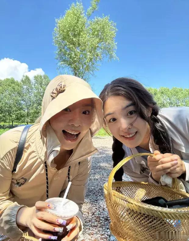 王菊晒与张含韵一起采蘑菇的合照，还形容俩人是“采蘑菇的小姑娘”。 ​​​