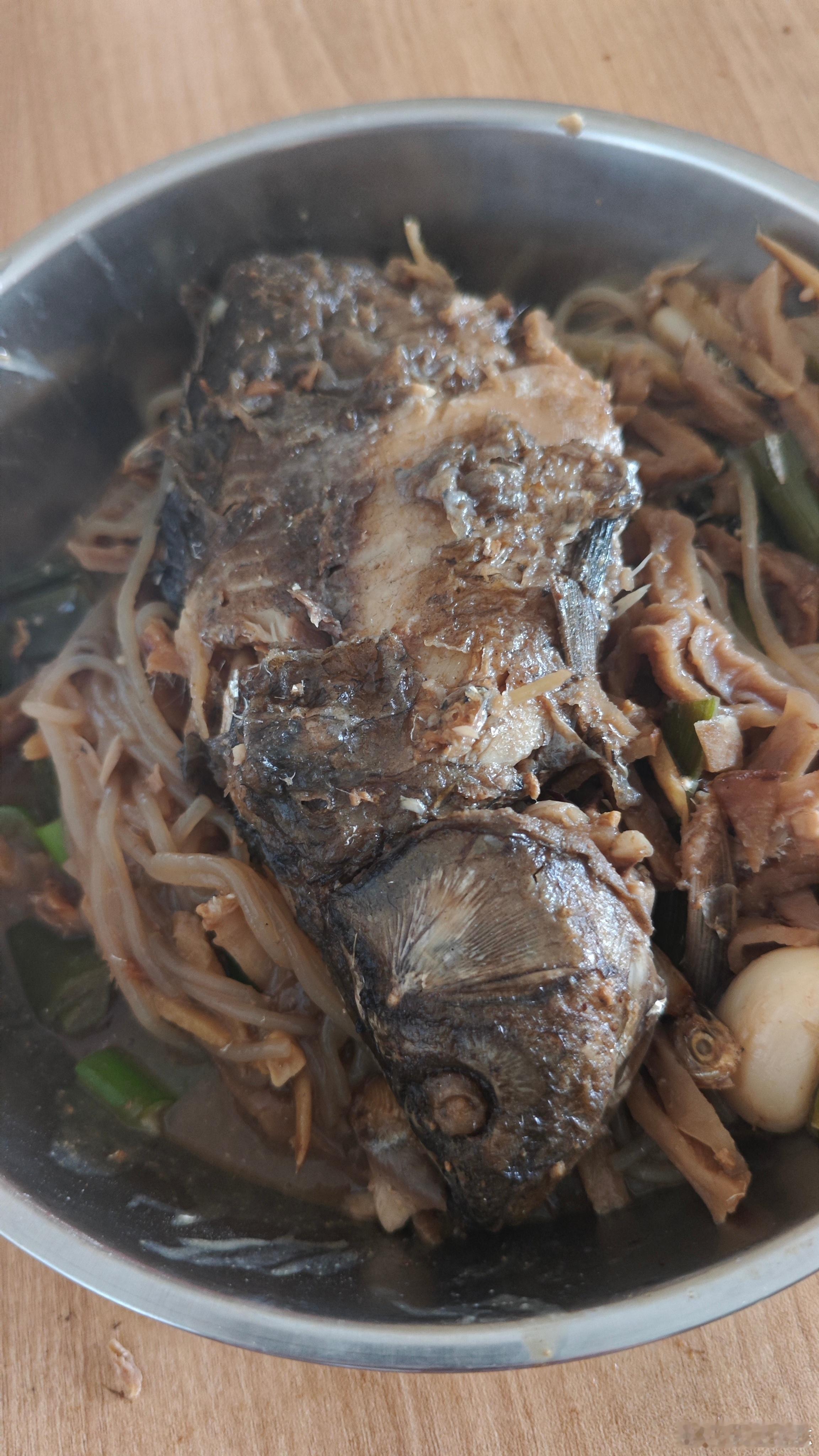 我的美食日记[超话]咸菜疙瘩粉条炖鲫鱼昨天煲了鲫鱼汤的鲫鱼，今天加上咸菜疙瘩和粉