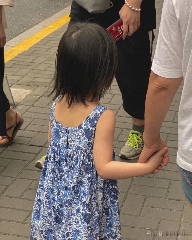上海4岁女童海滩走失，父亲为取手机独留孩子，全网揪心！
   俗话说：“防人之心