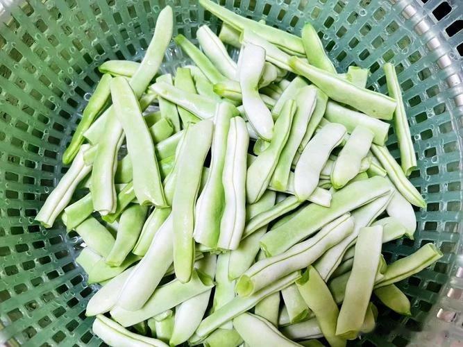 #晒晒我的拿手菜# 
1、葱姜蒜，少许。豆角切段3cm，土豆切成长块。
2、锅里