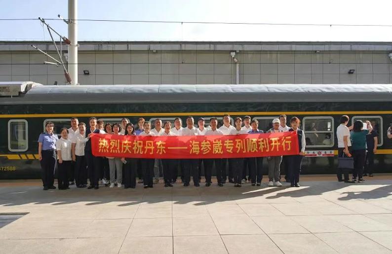 6月23日16时50分，丹东站。Y564次列车的绿色车厢缓缓动起来，车窗外是24