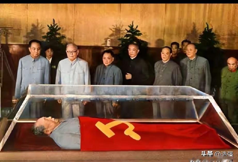 一九七六年是新中国成立以来多灾多难的，三位开国元勋在同一年先后离世，地壳运动把一