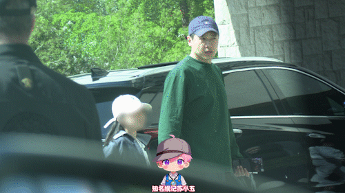 高云翔带小酒窝去看话剧 高云翔带小酒窝去看话剧，酒窝最近是去找爸爸了嘛！高云翔陪