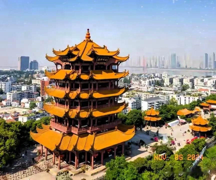 回到老家，同学老王召集几个要好的同学聚会，做生意的老王聊起了给儿子买房的事情。老