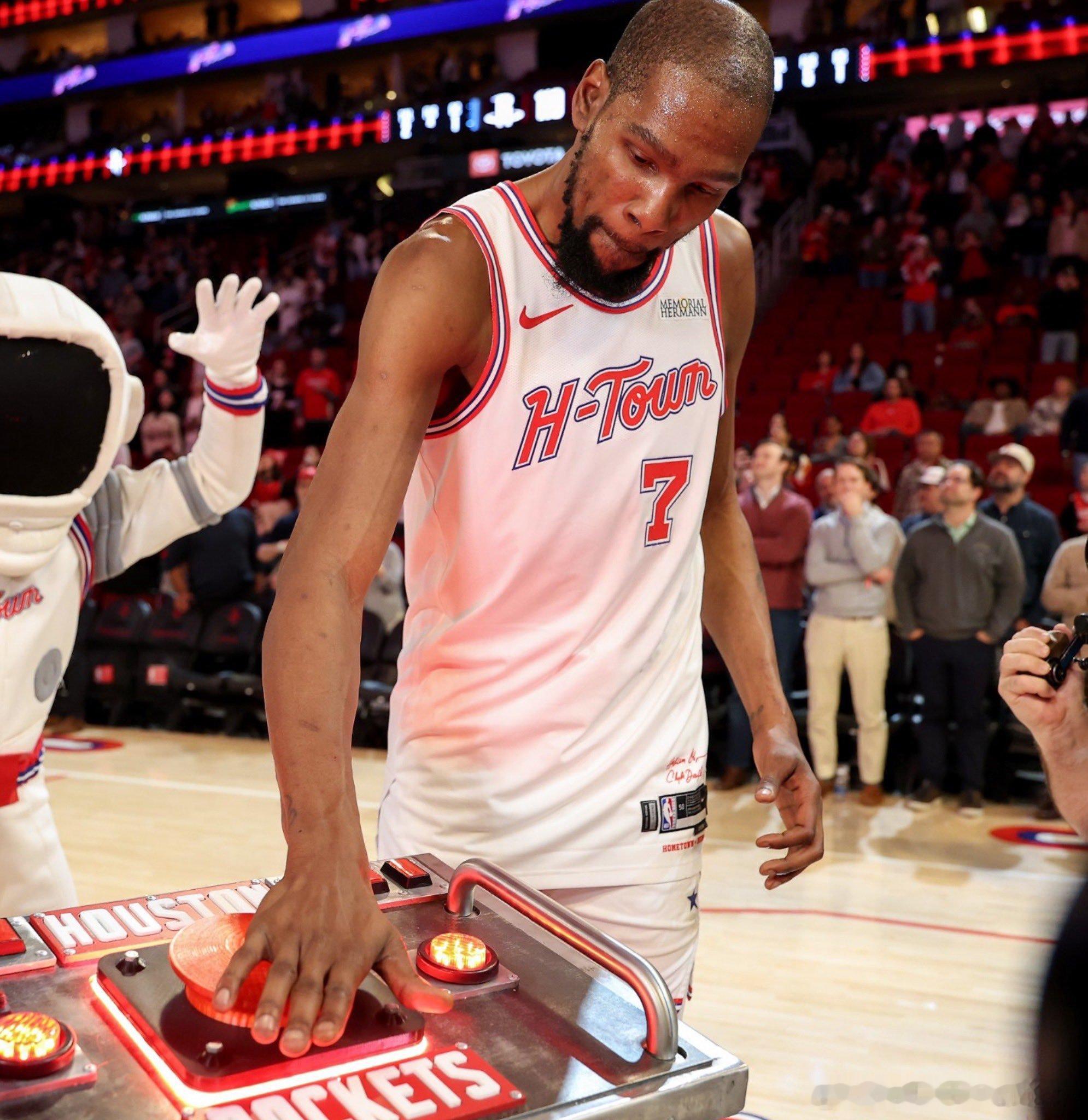 明早八点！背靠背第一场：火箭客场挑战76人（东部第六）本赛季双方还没有交过手，E