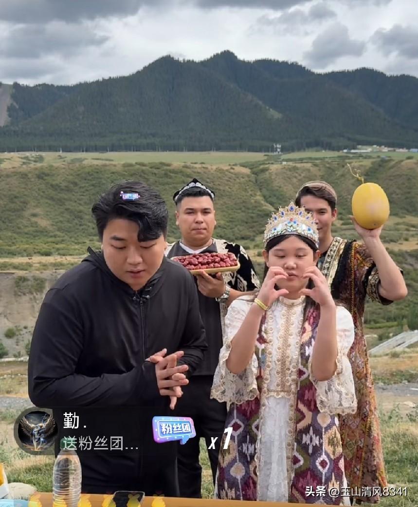 齐全组合又又开直播了，在大新疆广袤无垠天底下卖哈密瓜，卖小南瓜，卖枣子。张家齐穿