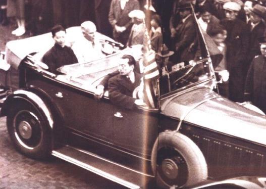 梅兰芳在美国旧金山市市长小庐尔夫陪同下乘车出席欢迎会时受到群众夹道欢迎
