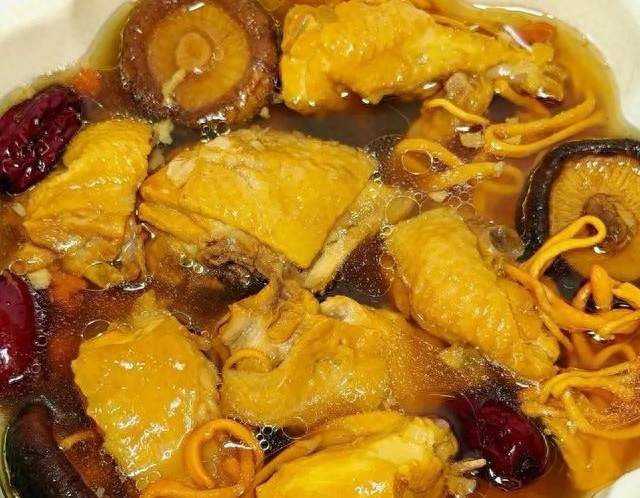 人老了，就怕腿脚没劲！建议多吃这3道“强筋骨菜”，腿脚有力！