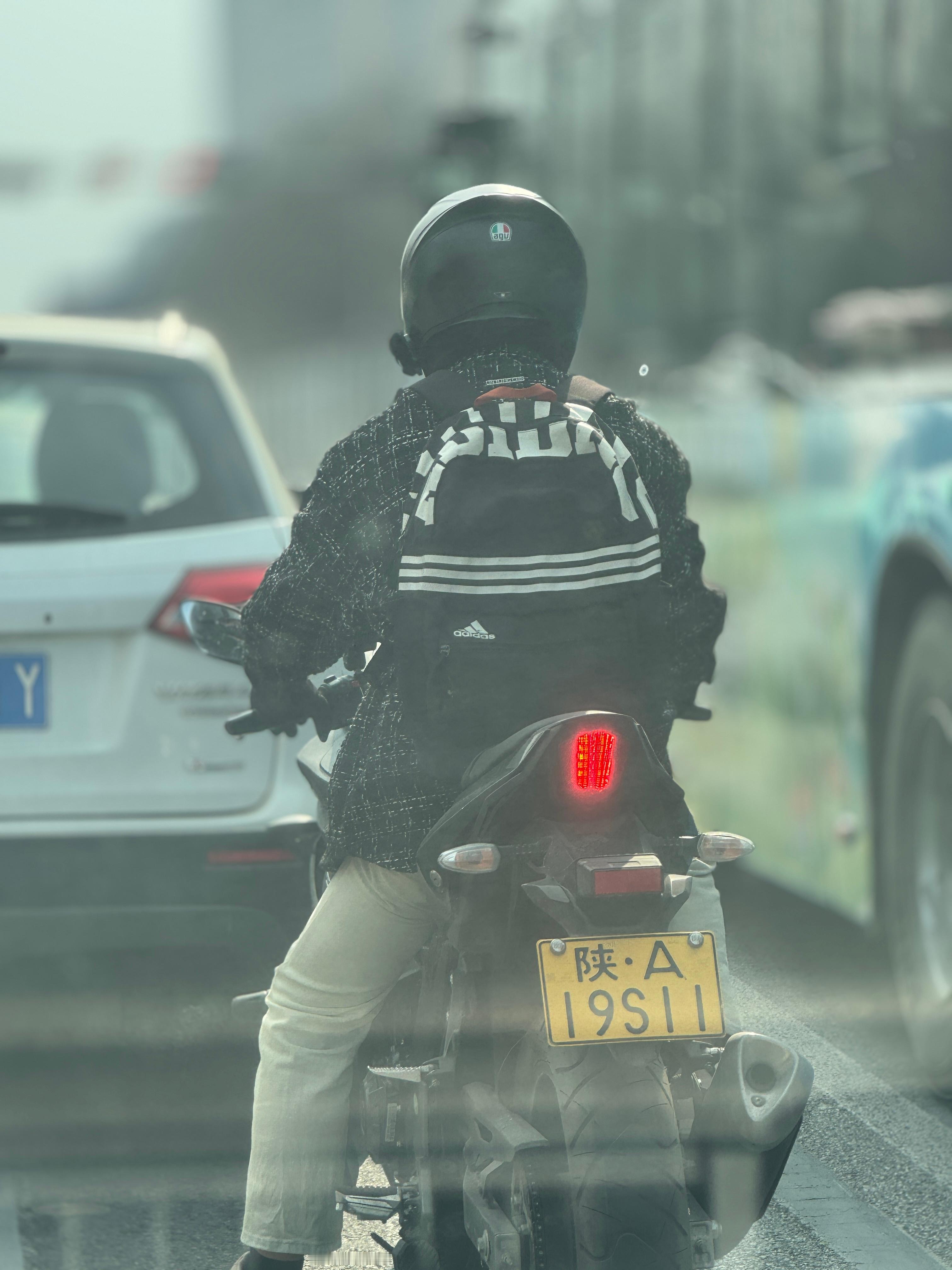人一旦有了电动车，如同战士有了战马，可以征战四方。东市买烤肠，西市买烤冷面，南市