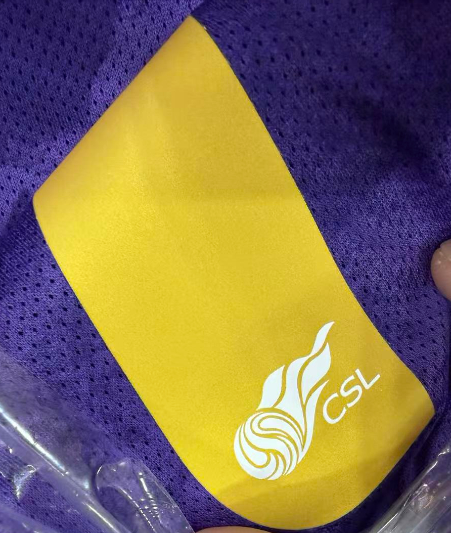 新赛季中超球衣印字实物，天津津门虎将使用金色印字。球衣资讯贤聊球衣中超