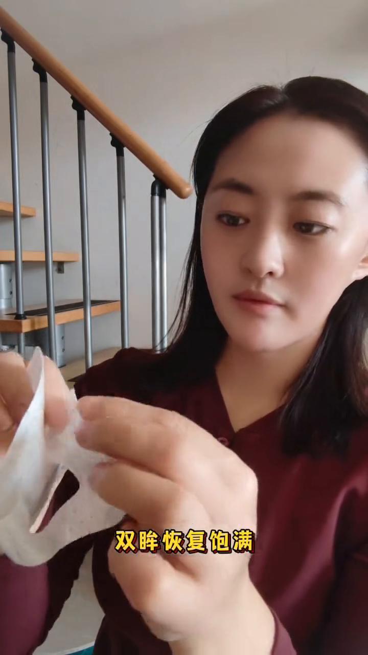 这可是我珍藏已久的宝物，用过之后效果简直绝了。这款悦蕾冻龄抗皱多效眼膜，大家一般