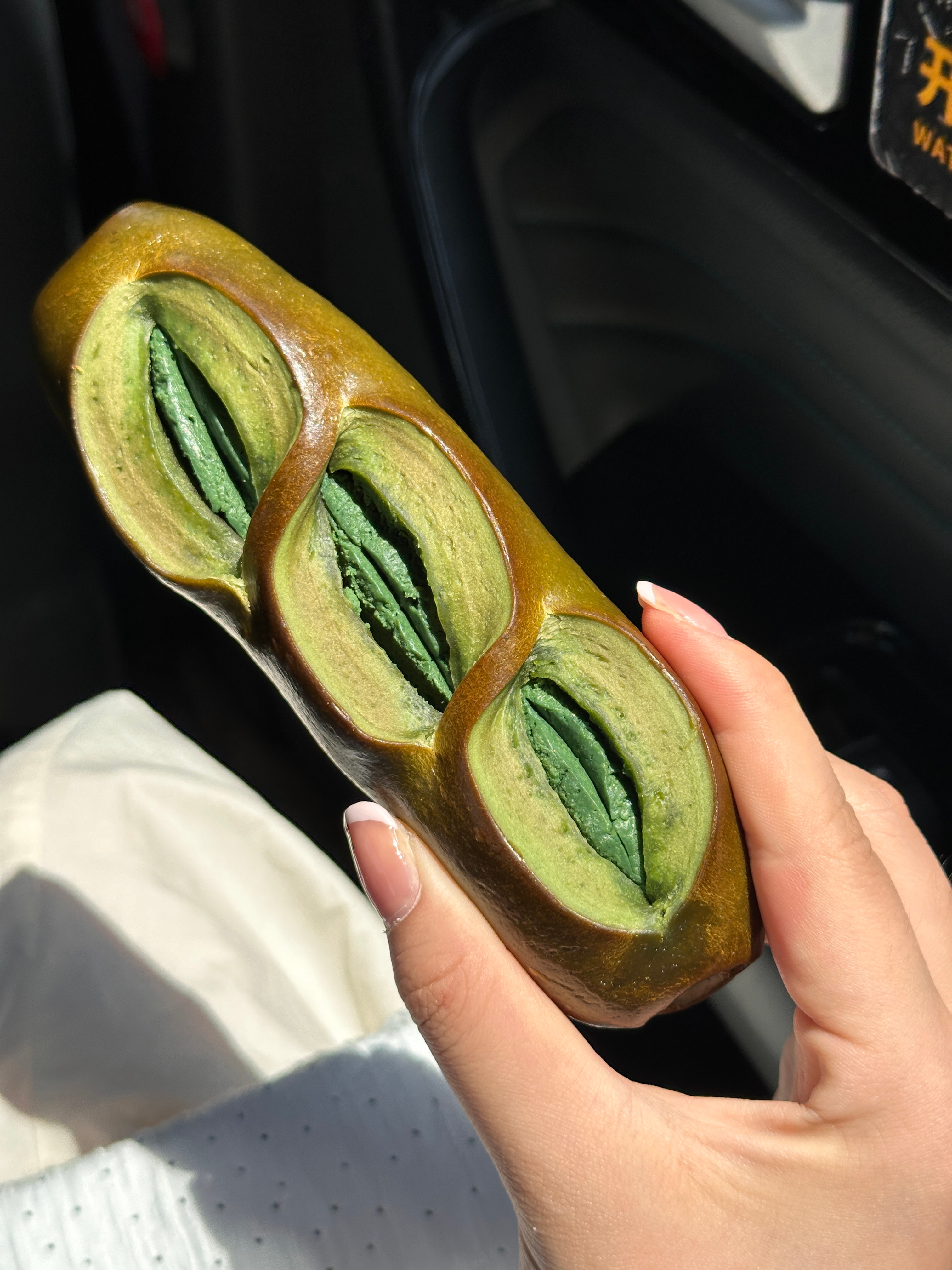 奶香铺子新品：薄荷黑巧酸奶碗，酸奶本身超好吃，把火龙果换成芒果或者凤梨就好了。t