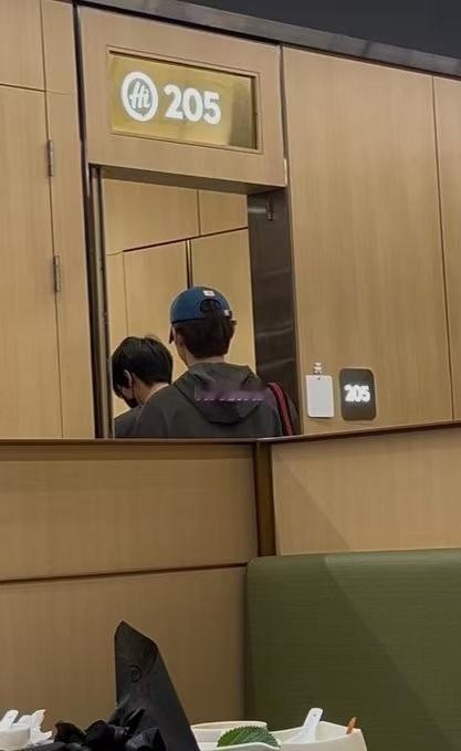 网友海底捞偶遇章昊韩维辰偶遇章昊韩维辰吃海底捞网友海底捞偶遇章昊韩维辰，哇塞哇塞