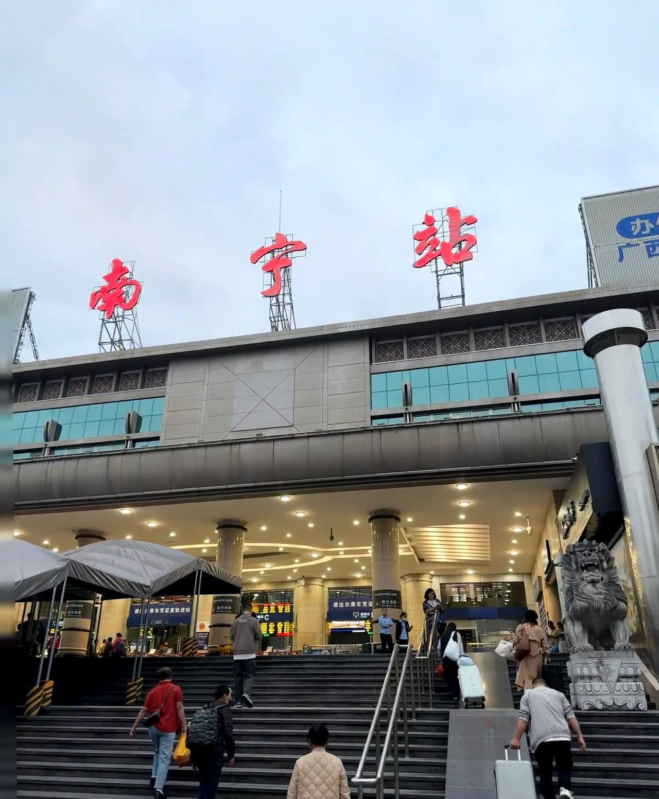 南宁火车站！！能不能按个电梯？

这个地理位置绝了。小时候经常路过，这才是真正意