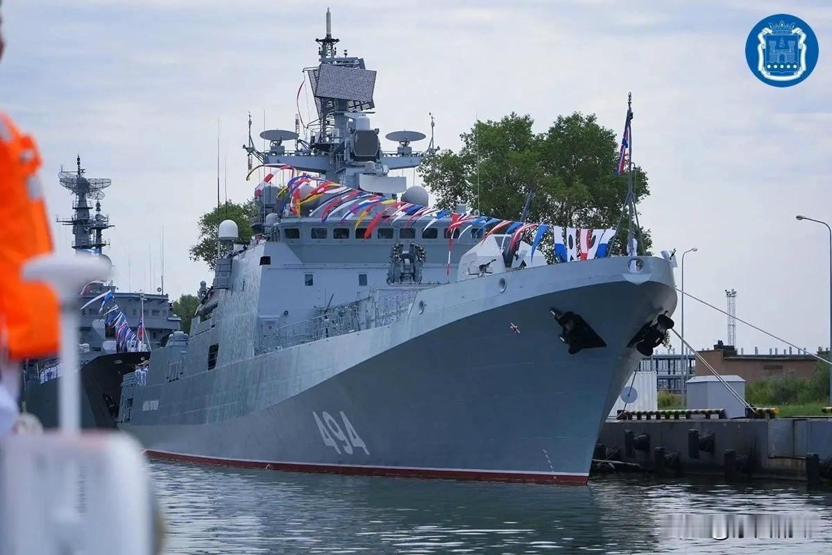7月26日海军节当天，黑海舰队11356型护卫舰“格里戈罗维奇海军上将”号在波罗